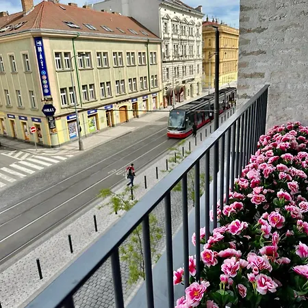 Sunny In Smichov, 5 Apartamento *